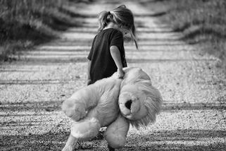 Co kdyby? „Spadla atomovka, holka ve školce a nic nefunguje. Kde jsou kluci? Mámo!“ - Médium.cz